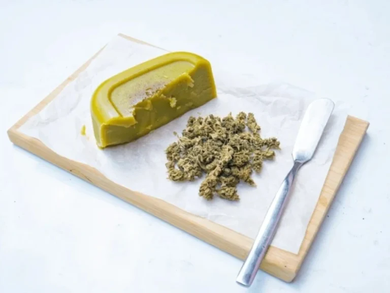 masło konopne domowe kremowe na desce do krojenia